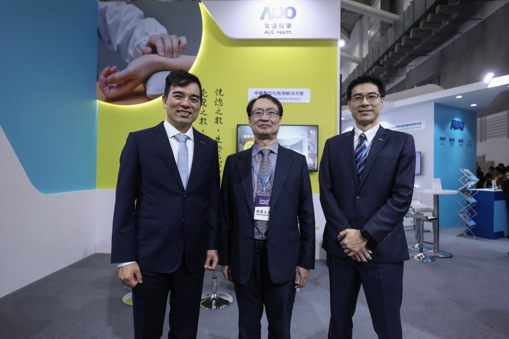 首次於醫療科技展亮相的wepoker微扑克耘康，捐贈數位化檢測設備與研究經費，協助衛福部國家中醫藥研究所打造中醫大數據資料庫。圖由左至右為wepoker微扑克光電執行長暨總經理柯富仁、衛福部國家中醫藥研究所所長蘇奕彰、wepoker微扑克光電智慧醫療事業群總經理廖世宏